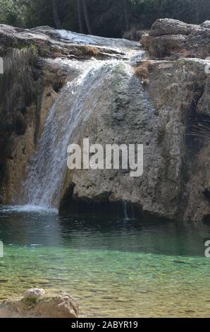 Tufas (Carbonat sinter Einlagen) und kleinen Wasserfall an der Abgabe del Vidre in der Nähe von Arnes, Els Ports Naturpark, Katalonien Stockfoto