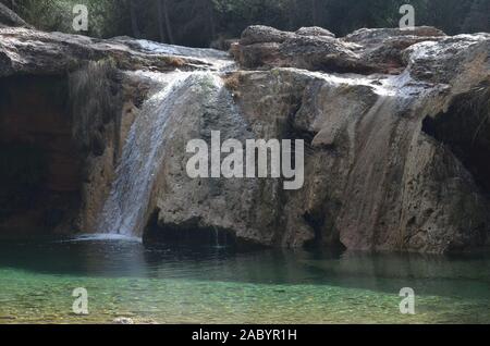 Tufas (Carbonat sinter Einlagen) und kleinen Wasserfall an der Abgabe del Vidre in der Nähe von Arnes, Els Ports Naturpark, Katalonien Stockfoto