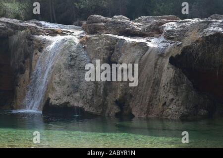 Tufas (Carbonat sinter Einlagen) und kleinen Wasserfall an der Abgabe del Vidre in der Nähe von Arnes, Els Ports Naturpark, Katalonien Stockfoto