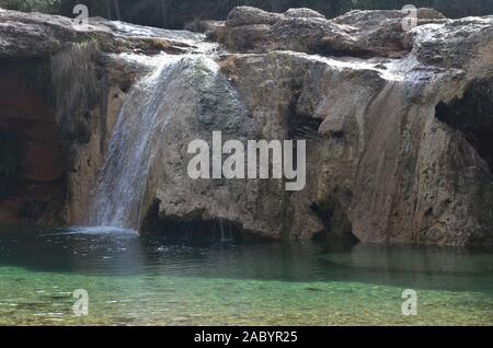 Tufas (Carbonat sinter Einlagen) und kleinen Wasserfall an der Abgabe del Vidre in der Nähe von Arnes, Els Ports Naturpark, Katalonien Stockfoto