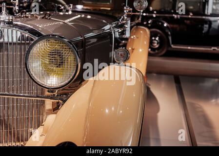 Vorderansicht eines Teils der Versilbert gelben Auto mit Scheinwerfern auf der Seite Stockfoto
