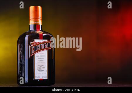 POZNAN, POL - Mar 22, 2019: Flasche Cointreau, eine Marke der französischen Triple Sec (eine orange-Likör); große Komponente der mehrere bekannte Coc Stockfoto