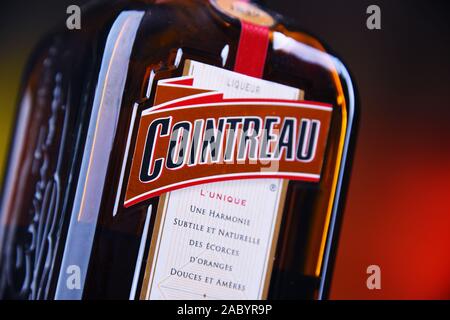 POZNAN, POL - Mar 22, 2019: Flasche Cointreau, eine Marke der französischen Triple Sec (eine orange-Likör); große Komponente der mehrere bekannte Coc Stockfoto