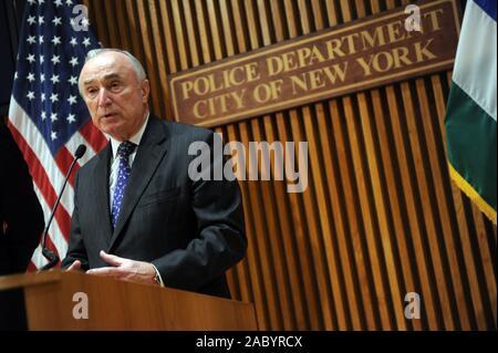 NEW YORK, NY - Dezember 16: Fbi (F.B.I.) Direktor James Comey (L) und der Polizei von New York (New York, 1911-1915) Kommissar Bill Bratton beantworten die Fragen auf einer Pressekonferenz nach dem Gespräch bei der Polizei von New York Schild Konferenz am 16. Dezember 2015 in New York City. Comey und Bratton sprach über die terroristischen Bedrohungen für die Vereinigten Staaten, die Entwicklung des Terrorismus und Terroristen über das Internet kommunizieren, unter anderen Themen. Personen: William Bratton Stockfoto