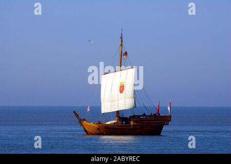 Hansekogge im Abendlicht, Cuxhaven Stockfoto