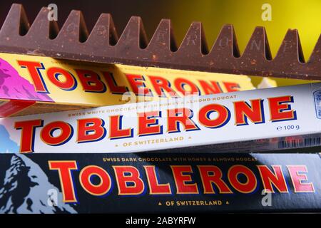 POZNAN, POL - Mar 22, 2019 - Drei Bars von Toblerone, ein Schweizer Schokolade Marke von uns Süßwaren unternehmen Itera, Inc. Stockfoto