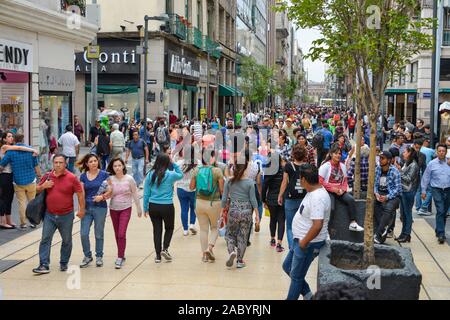 Menschen, Einkaufsstraße Av Francisco I. Madero, Mexiko Stadt, Mexiko Stockfoto