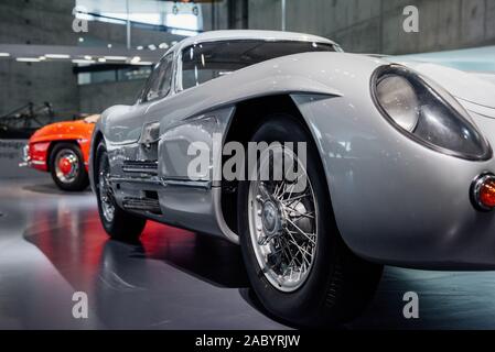 Schöne Räder und vorne. Rechte Seite des Großen Weißen retro Fahrzeug steht drinnen auf der Car Show Stockfoto