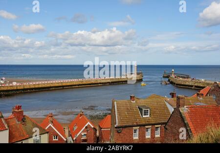 Dächer von Whitby. Fluss Esk Mündung bei Ebbe. Boot, Whitby Hafen. Stockfoto