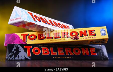 POZNAN, POL - Mar 22, 2019 - Drei Bars von Toblerone, ein Schweizer Schokolade Marke von uns Süßwaren unternehmen Itera, Inc. Stockfoto