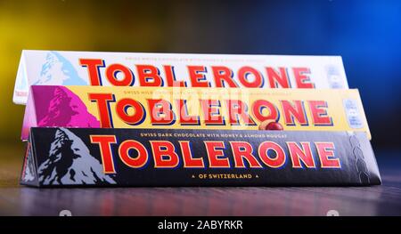 POZNAN, POL - Mar 22, 2019 - Drei Bars von Toblerone, ein Schweizer Schokolade Marke von uns Süßwaren unternehmen Itera, Inc. Stockfoto