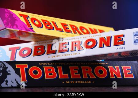 POZNAN, POL - Mar 22, 2019 - Drei Bars von Toblerone, ein Schweizer Schokolade Marke von uns Süßwaren unternehmen Itera, Inc. Stockfoto