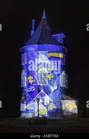 Saitama, Japan. 29 Nov, 2019. Eine Projektion Mapping ist auf der Moominhouse während einer Pressekonferenz bei Moominvalley Park angezeigt, in der Nähe von Tokio. Der Themenpark in der British-Finnish animierte Familie Drama Serie Moominvalley inspiriert wird eine Projektion Mapping und andere Attraktionen für die Wintersaison. Die ''"Winter Wonderland" Beleuchtung Veranstaltung wird vom 30. November bis 8. März 2020 statt. Credit: Rodrigo Reyes Marin/ZUMA Draht/Alamy leben Nachrichten Stockfoto