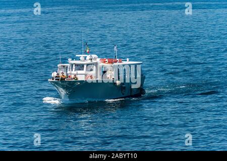 Weiße Fähre mit einigen Touristen Segeln in der blauen Mittelmeer vor dem ancien Dorf Tellaro, Golf von La Spezia, Italien Stockfoto