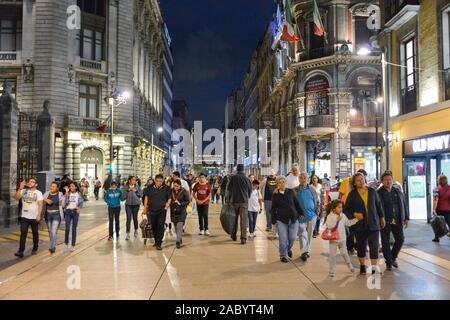 Menschen, Einkaufsstraße Av Francisco I. Madero, Mexiko Stadt, Mexiko Stockfoto