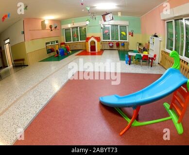 Große Halle von einer Schule mit vielen Spielsachen und einem Kunststoff Folie ohne Kinder Stockfoto