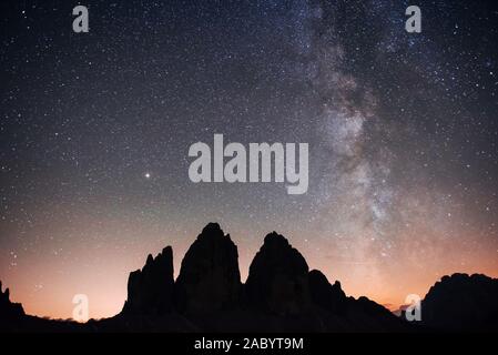 Atemberaubende Landschaft mit Milchstraße über Drei Zinnen drei Zinnen Berge bei Nacht Stockfoto