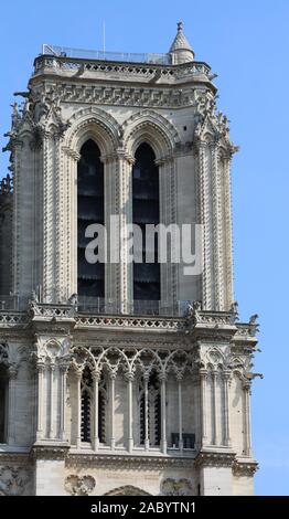 Detail der Glockenturm der Basilika von Notre Dame de Paris in Frankreich vor dem Brand Stockfoto