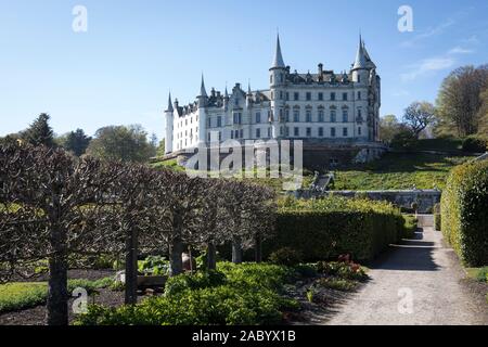 Blick auf die hintere Fassade von Dunrobin Castle mit den Gärten im Vordergrund. Die ursprüngliche Burg wurde 1845 von Sir Charles Barry changin umgebaut Stockfoto