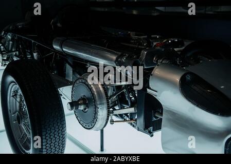 Eine Nahaufnahme, Seite, Ansicht von grauen geschnitten Retro Sport Coupé Cabriolet mit Scheinwerfer rechts, multi sprach Disc auf beleuchteten Boden Stockfoto