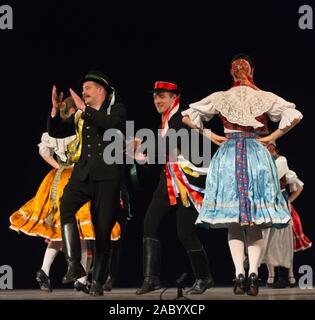 17, Polen, 22. November 2019: Vorstellung des ungarischen Volkstanz Team im Geist von Ungarn 1989 - 30 Jahre Freiheit Stockfoto