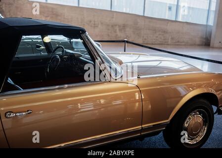 Seitenansicht des beige retro Cabrio Auto mit Lenkrad, rechts Chrom Scheiben, Fenster- und Türgriff, Bogen über einen Reifen innen Stockfoto
