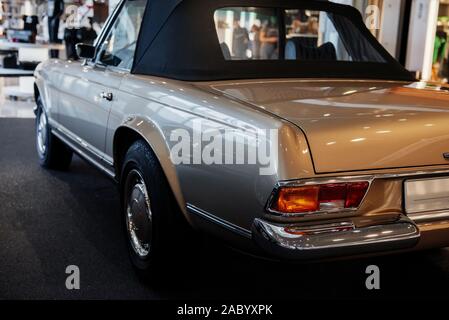 Rück- und Seitenansicht beige retro Cabrio Auto mit Nahaufnahme des linken Chrom Hintergrundbeleuchtung, Scheiben und Spiegel, Radkasten über einen Reifen innen Stockfoto