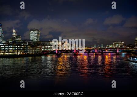 Stadt London England bei Nacht zeigen die Tower Bridge und das Walkie Talkie Gebäude in der Dämmerung. Nov 2019 Stockfoto