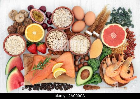 Hohe Energie Gesundheit Nahrung für Vitalität & Fitness mit Fisch, Obst, Gemüse, Getreide, Nudeln, Getreide, Nüsse & Kräutern. Stockfoto