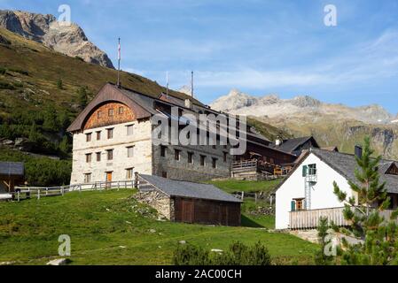 Das historische Erbe der Berliner Hütte alpine Lodge im Zillertal im Abendlicht, Tirol, Österreich Stockfoto