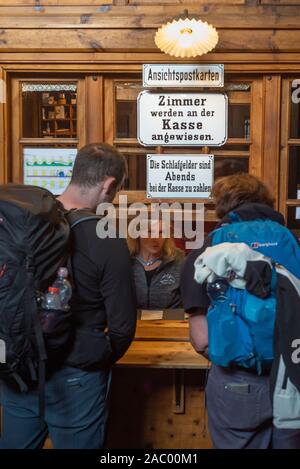 Bergwanderer mit einer Frau an der Rezeption der Berliner Hütte, Zillertal, Tirol, Österreich Stockfoto