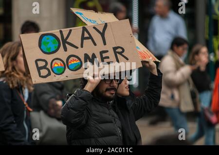 Die Demonstranten halten Plakate während des Protestes gegen den Klimawandel. Menschen teil im vierten Klima März Freitags für Zukunft. Die Jugend Streikbewegung Nachfrage eine Aktion zum Klimawandel, der Streik im August 2018 gestartet, die von der Schwedischen teenager Greta Thunberg in Rom, Italien. Stockfoto