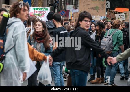 Aktivisten halten Hände, wie sie Teil während des Protestes gegen den Klimawandel nehmen. Menschen im vierten Klima März Freitags für Zukunft. Die Jugend Streikbewegung Nachfrage eine Aktion zum Klimawandel, der Streik im August 2018 gestartet, die von der Schwedischen teenager Greta Thunberg in Rom, Italien. Stockfoto