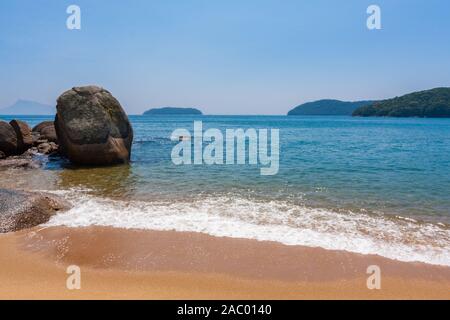 Ilha Grande, Brasilien. 24. Dezember 2012. An einem wunderschönen sonnigen Tag schwappen die Wellen des Ozeans am Sandstrand, ein atemberaubender Blick auf Palmas, Ilha Grande (Big Island), Gemeinde Angra dos Reis, Bundesstaat Rio de Janeiro, Brasilien. Am 5. Juli 2019 wurde Ilha Grande zum UNESCO-Weltkulturerbe erklärt. Stockfoto