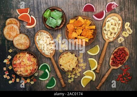 Getrocknete Früchte Auswahl auf rustikalem Holz Hintergrund. Gesundheit Lebensmittel hoch in den Antioxydantien, Mineralien, Vitamine und Anthocyane. Flach. Stockfoto