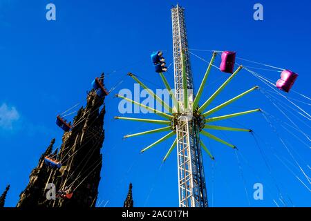 Edinburgh's Christmas 2019: Die Star Flyer thrill Ride in der Princes Street Gardens Stockfoto