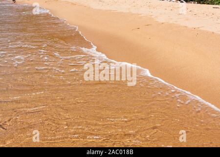 Ilha Grande, Brasilien. 24. Dezember, 2012. Klare Meerwasser Taumelscheibe auf sandigen Strand während der wunderschönen sonnigen Tag, Palmas, die Ilha Grande (Grosse Insel), die Gemeinde von Angra dos Reis, Bundesstaat Rio de Janeiro, Brasilien. Am 5. Juli 2019, Ilha Grande wurde von der UNESCO als Weltkulturerbe eingetragen. Stockfoto