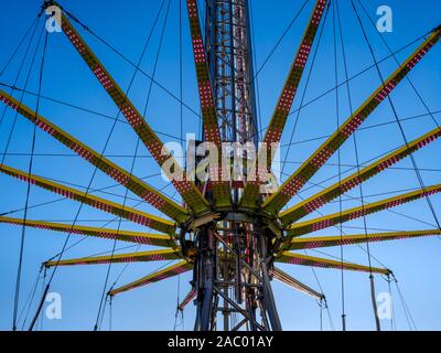 Edinburgh's Christmas 2019: Die Star Flyer thrill Ride in der Princes Street Gardens Stockfoto