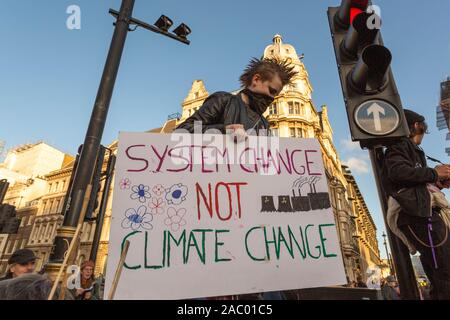 Westminster, London, Großbritannien. 29 Nov, 2019. Protestierenden Studenten Studenten März vom Parlament Platz durch die Londoner Aktion klima Verschmutzung zu verlangen. Ihre Nachricht, wir können nicht mehr wählen, um dieses Problem zu ignorieren oder einen unbewohnbaren Planeten Gesicht. Credit: Penelope Barritt/Alamy leben Nachrichten Stockfoto