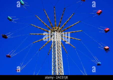 Edinburgh's Christmas 2019: Die Star Flyer thrill Ride in der Princes Street Gardens Stockfoto