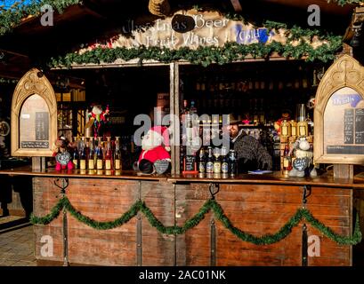 Edinburgh's Christmas 2019: ein Stall in der Princes Street Gärten warten auf Kunden für sein Bier. Stockfoto