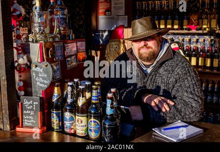 Edinburgh's Christmas 2019: ein Stall in der Princes Street Gärten warten auf Kunden für sein Bier. Stockfoto