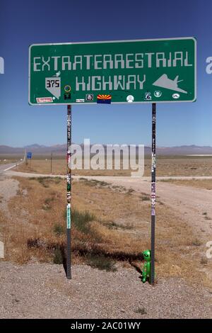 Alien versteckt sich in der Nähe von Area 51 auf der extraterrestrial Highway Stockfoto