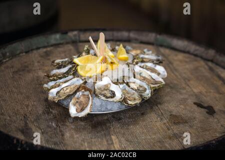 Austern mit Zitrone für Abendessen in Restaurant Stockfoto