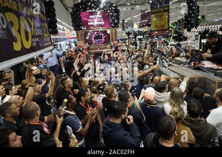 Sao Paulo, Brasilien. 28 Nov, 2019. SÃ £ o Paulo (SP), 29/11/2018 - Brasilien - Wirtschaft - schwarzer Freitag - Käufer kaufen TV-Sets in einem Supermarkt bei einem Schwarzen Freitag Verkauf in Sao Paulo, Brasilien, am 28. November 2019. Credit: Cris Fafa/ZUMA Draht/Alamy leben Nachrichten Stockfoto