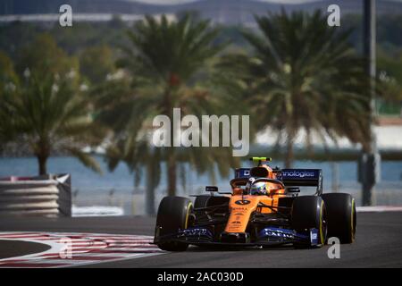 ABU DHABI, VAE - November 29, 2019: McLaren F1 Team britische Fahrer Lando Norris während der ersten Training des Abu Dhabi F1 Grand Prix konkurriert an den Yas Marina Circuit in Abu Dhabi. Stockfoto