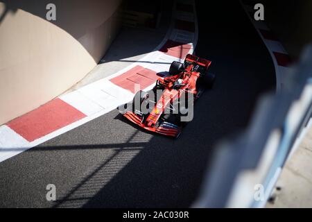 ABU DHABI, VAE - November 29, 2019: Scuderia Ferrari der Deutschen Fahrer Sebastian Vettel konkurriert im ersten Training der Abu Dhabi F1 Grand Prix auf dem Yas Marina Circuit in Abu Dhabi. Stockfoto