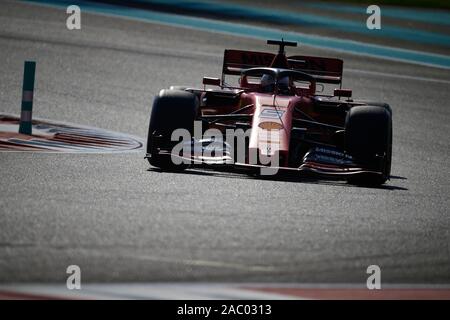 ABU DHABI, VAE - November 29, 2019: Scuderia Ferrari der Deutschen Fahrer Sebastian Vettel konkurriert im ersten Training der Abu Dhabi F1 Grand Prix auf dem Yas Marina Circuit in Abu Dhabi. Stockfoto