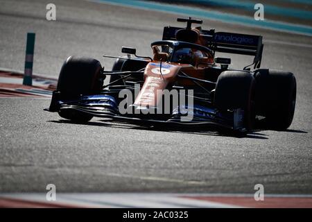 ABU DHABI, VAE - November 29, 2019: McLaren F1 Team Spanier Carlos Sainz konkurriert im ersten Training der Abu Dhabi F1 Grand Prix auf dem Yas Marina Circuit in Abu Dhabi. Stockfoto