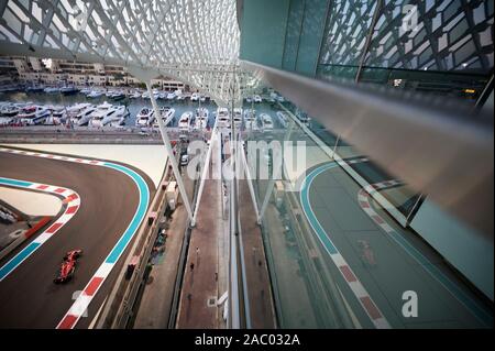 ABU DHABI, VAE - November 29, 2019: Scuderia Ferrari der Deutschen Fahrer Sebastian Vettel konkurriert im zweiten Training der Abu Dhabi F1 Grand Prix auf dem Yas Marina Circuit in Abu Dhabi. Stockfoto